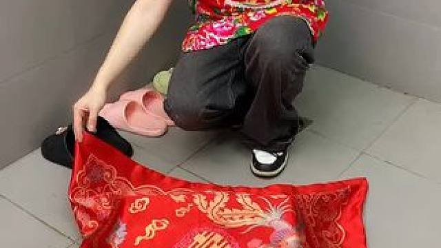 吸盘伸缩拖鞋架 不用打孔 粘胶就能上墙固定的拖鞋架，可伸缩的设计，足够收纳全家人的拖鞋，不占地方，还