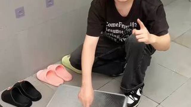 兔耳伸缩拖鞋架 #可伸缩毛巾架  收纳毛巾不占空间，还是个#可伸缩拖鞋架 拖鞋上墙不积水，卫生间干净