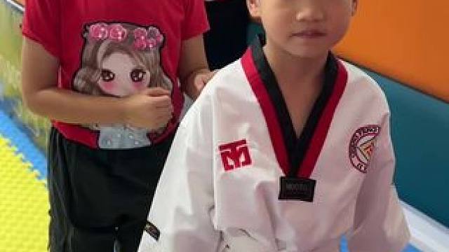 两个小朋友比赛踢腿