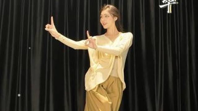 “我乃人间一凡夫，邀月饮尽一杯无”