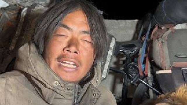 今天在一个信号塔底下露营感谢大哥给我拿的饼和水