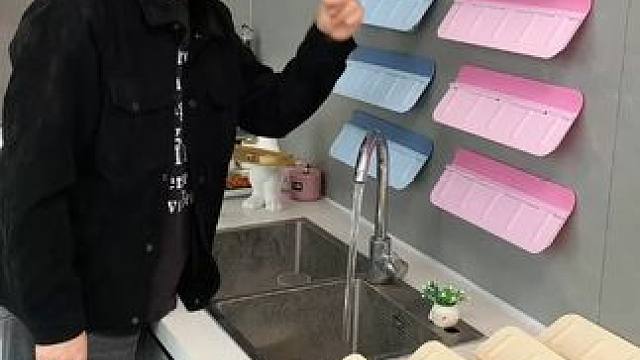 折叠挡水板置物架 在厨房洗碗池边放上这个吸盘挡水板，刷锅洗碗就不会弄得台面湿哒哒的，放在台面洗衣服也