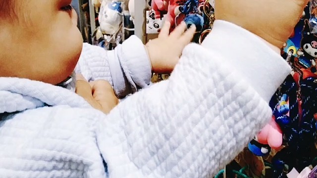 六龄宝宝见到玩具就抢