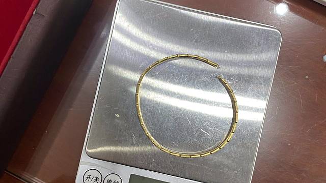 金价疯涨！小姐姐的操作太机智了