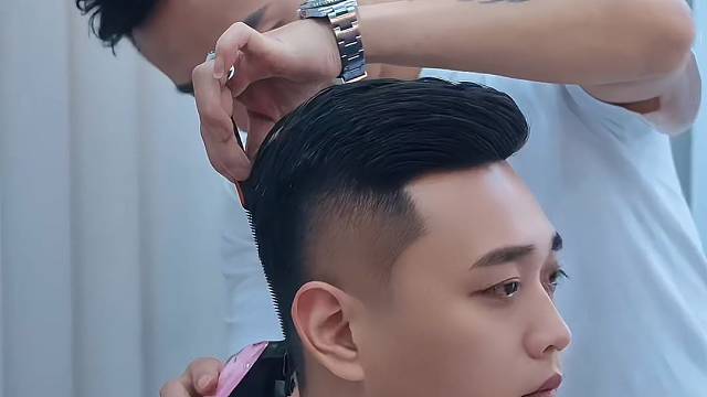 每一位顾客我都认认真真把头发剪好。常年招生。地址揭阳桥南柏顿公寓四楼，