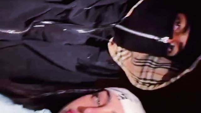 真享受啊，亚马尔抱着女友妮基欣赏夜景