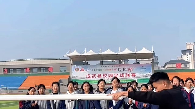 体育老师在一声声赞扬声中迷失了自我[捂脸]