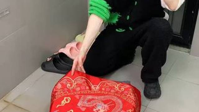 吸盘伸缩拖鞋架 不用打孔粘胶就能上墙固定的拖鞋架，可伸缩的设计，足够收纳全家人的拖鞋，不占地方，还能