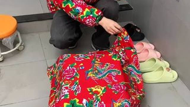 兔耳伸缩拖鞋架 #可伸缩毛巾架  收纳毛巾不占空间，还是个#可伸缩拖鞋架 拖鞋上墙不积水，卫生间干净