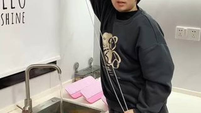 折叠挡水板置物架 在厨房洗碗池边放上这个吸盘挡水板，刷锅洗碗就不会弄得台面湿哒哒的，放在台面洗衣服也