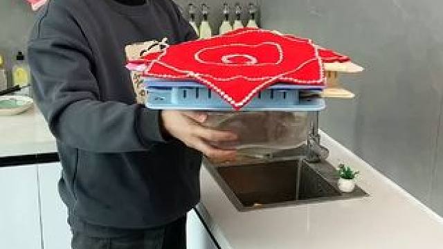 折叠挡水板置物架 在厨房洗碗池边放上这个吸盘挡水板，刷锅洗碗就不会弄得台面湿哒哒的，放在台面洗衣服也