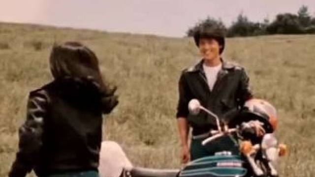 青春在风里开过｜«他的摩托，她的岛(1986)»
片中️ : 川崎 Kawasaki W3 650
