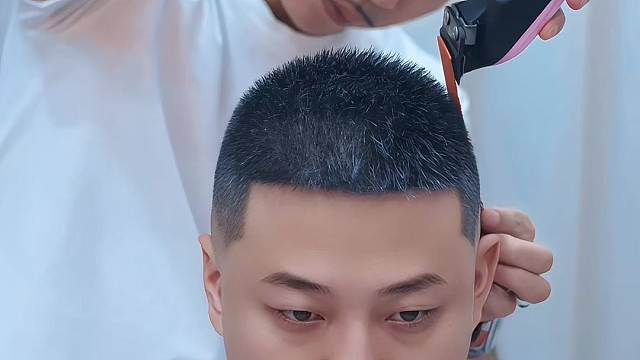 每一位顾客我都认认真真把头发剪好。常年招生。地址揭阳桥南柏顿公寓四楼，