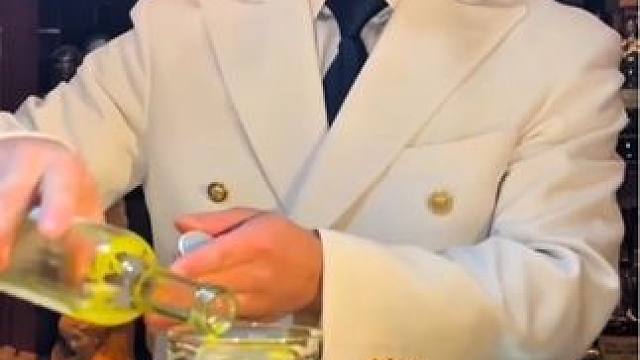 一杯酒200，表演费198
#网红餐厅 #日本生活