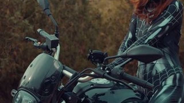 蜘蛛侠上山了#机车 #女蜘蛛侠 #无极300ac