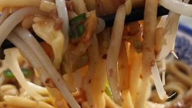 小巷子里的烟火小店，拉条子制作挺有意思 #呼和浩特美食 #寻味烟火气 #新疆炒面 #好好吃饭 #非常