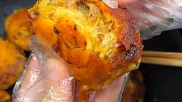 半夜饿了不要再点外卖了，向料再加几张饺子皮就能做出夜市同款煎饼#美食教程 #小面调料