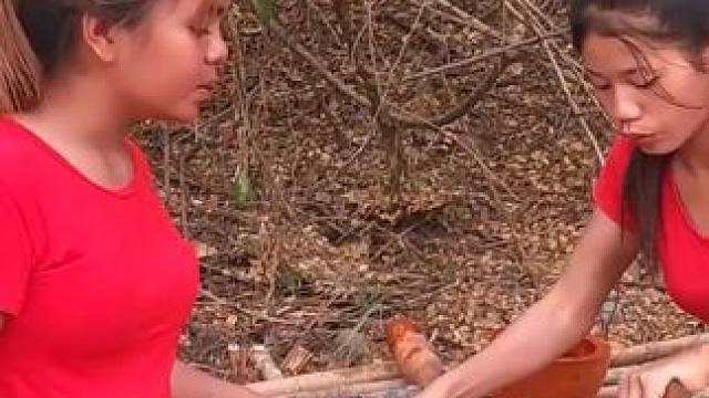 用特殊的食谱烹饪章鱼臂，在森林里吃 #体验原生态美食的乐趣 #户外 #我的乡村生活 #原生态乡村生活