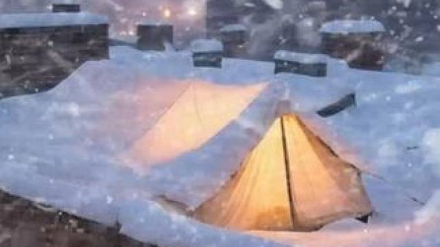 狂风暴雪来袭，在温暖帐篷听着风雪声入眠