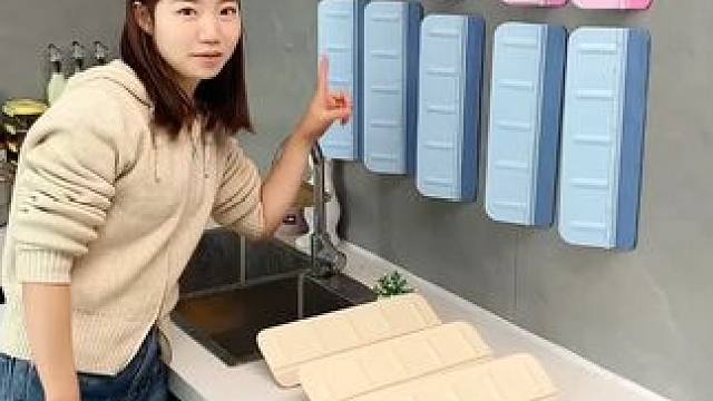 折叠挡水板置物架 在厨房洗碗池边放上这个吸盘挡水板，刷锅洗碗就不会弄得台面湿哒哒的，放在台面洗衣服也