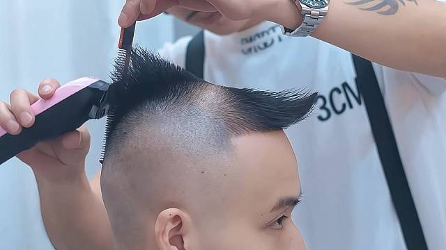 每一位顾客我都认认真真把头发剪好。常年招生。地址揭阳桥南柏顿公寓四楼，