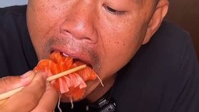 请妹子吃三文鱼刺身 #美食 #泰国美食 #户外美食 #美食 #内容启发搜索