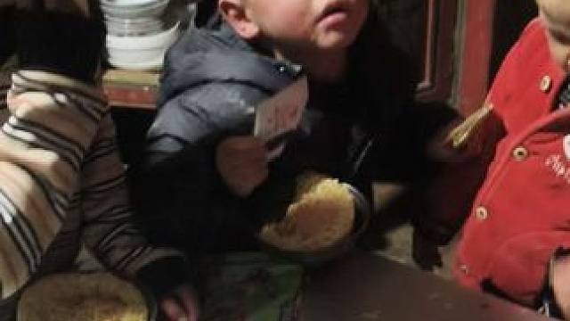 带孩子的累只有自己经历过的才懂。#农村孩子