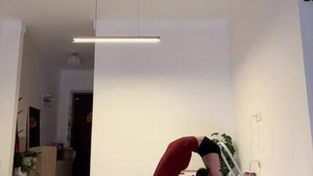 椅子后弯 快把你家椅子搬出来开肩开胸开髋啦
一步一步，慢慢往前走，今晚19:30椅子瑜伽见❤️#椅子