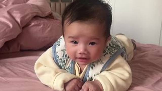 爱笑的宝宝#ི࿆记录人类幼崽成长记 #宝宝抬头 #人类幼崽的日常 #记录宝宝成长