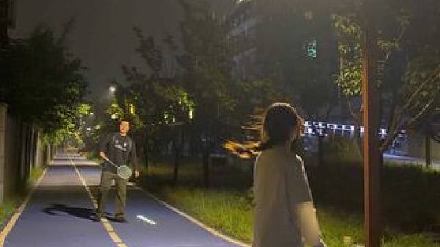 突如其来的雨，没有伞或许更浪漫#情侣日常 #羽毛球 #感觉至上 #浪漫至死不渝