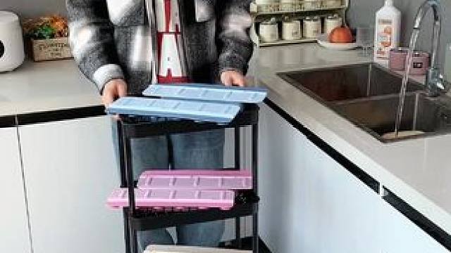 折叠挡水板置物架 在厨房洗碗池边放上这个吸盘挡水板，刷锅洗碗就不会弄得台面湿哒哒的，放在台面洗衣服也