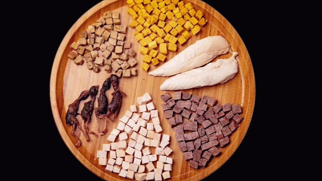 "民以食为天，宠以食为先。##宠物食品，精选五谷杂粮，呵护爱宠健康。 #健康养生 #每日分享