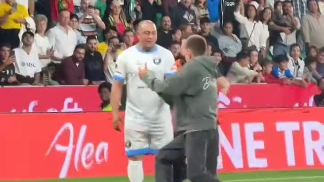 卡洛斯暖心满足冲场小球迷，合影时全场球迷送上掌声