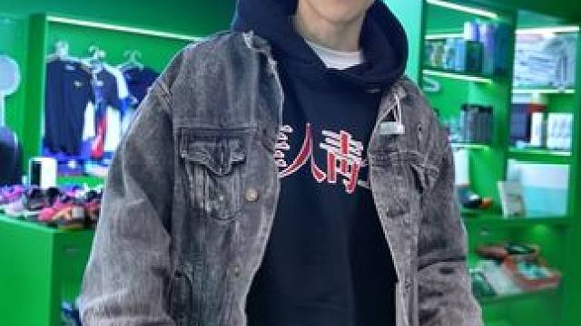 穿华人青年卫衣，秒变氛围感小帅 #运动服#卫衣 #卫衣穿搭 #体育