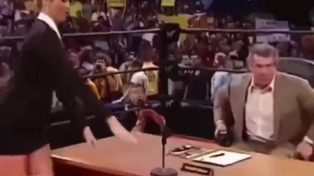 白宫那张桌子也有这张桌子的经历。