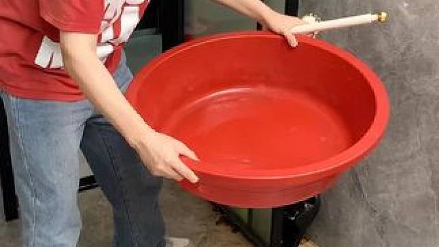 吸盘伸缩拖鞋架 不用打孔粘胶就能上墙固定的拖鞋架，可伸缩的设计，足够收纳全家人的拖鞋，不占地方，还能