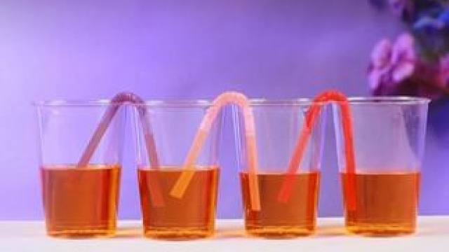 与其让孩子沉迷虚拟设定的手机游戏，不如陪他玩转这些真实现象的科学小实验，从小种下科学的种子 #物理启