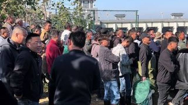 宿迁嶂山闸捉鱼人是真多啊，现场是人山人海，你们都捉到鱼了吗？