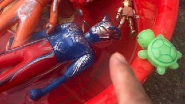 原来我的小乌龟被怪兽给藏起来了 奥特曼玩具