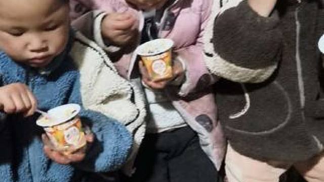 买了点零食给孩子吃。#农村孩子