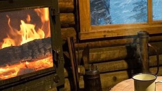 外面有暴风雪，呆在温暖小木屋里放松入眠吧