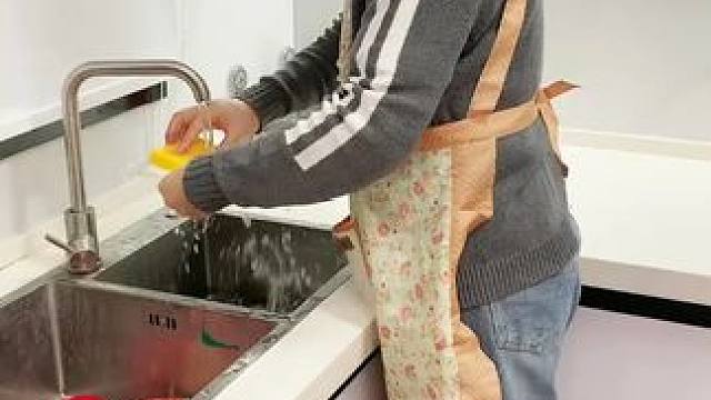 折叠挡水板置物架 在厨房洗碗池边放上这个吸盘挡水板，刷锅洗碗就不会弄得台面湿哒哒的，放在台面洗衣服也