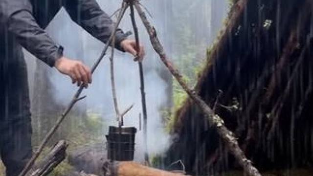 雨中搭建庇护所露营 #露营