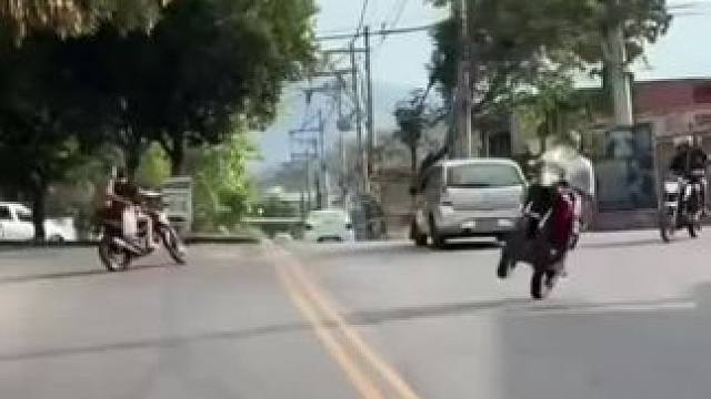 一天不看这哥们玩摩托车 浑身不舒服
