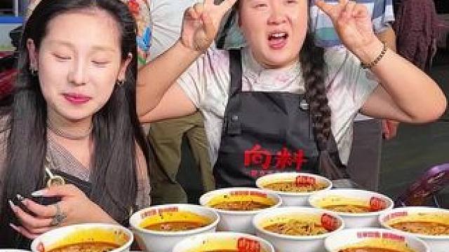 美女大学生10碗面没吃饱又来挑战20碗了，太厉害了！