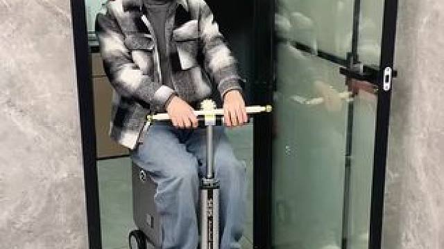 吸盘伸缩拖鞋架 不用打孔粘胶就能上墙固定的拖鞋架，可伸缩的设计，足够收纳全家人的拖鞋，不占地方，还能