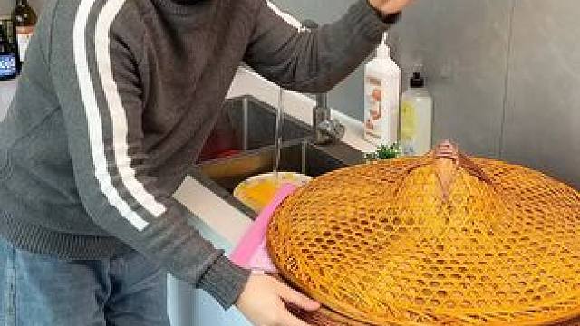 折叠挡水板置物架 在厨房洗碗池边放上这个吸盘挡水板，刷锅洗碗就不会弄得台面湿哒哒的，放在台面洗衣服也