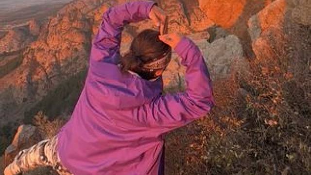 与落日共舞 下山时候发现一块光影特别好的石璧，于是生出了浪漫的花火 #