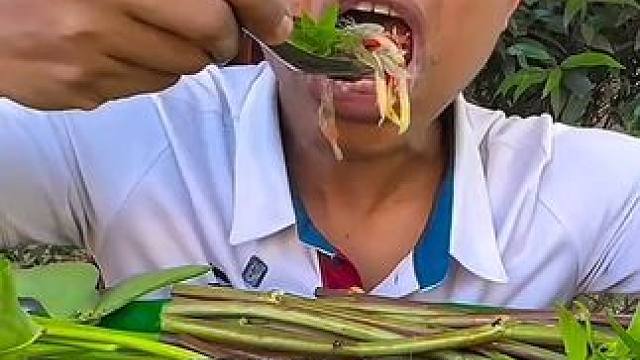 酸辣️木瓜丝新鲜跳跳虾 #美食 #美食 #户外美食 #泰国美食 #内容启发搜索