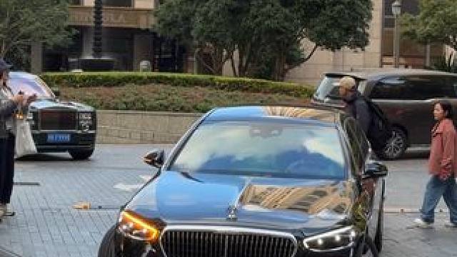 迈巴赫跟幻影同框谁的气场更强#上海豪车街拍